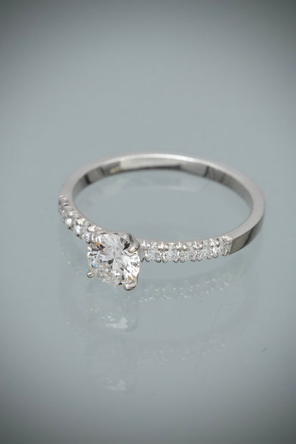 Solitario con 50pts de diamante central y 16pts de diamantes laterales 2gr / TALLA 6 / Oro Blanco (Joya) M