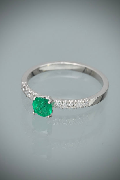 Solitario con 43pts de esmeralda y 16pts de diamantes 2.65gr / TALLA 8 / Oro Blanco (Joya) M