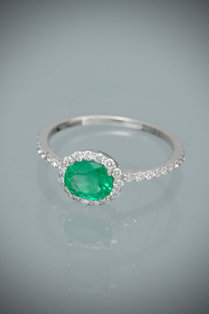 Solitario con 55pts de esmeralda y 31pts de diamantes 1.9gr / Talla 6 — Oro Blanco