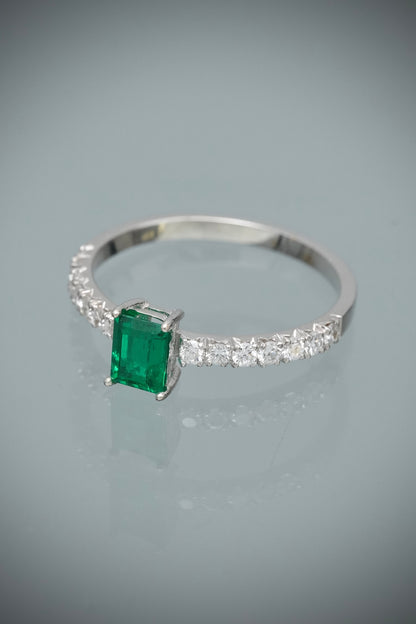 Solitario con 52pts de esmeralda y 28pts de diamantes 2gr / TALLA 7 1/4 / Oro Blanco (Joya) B