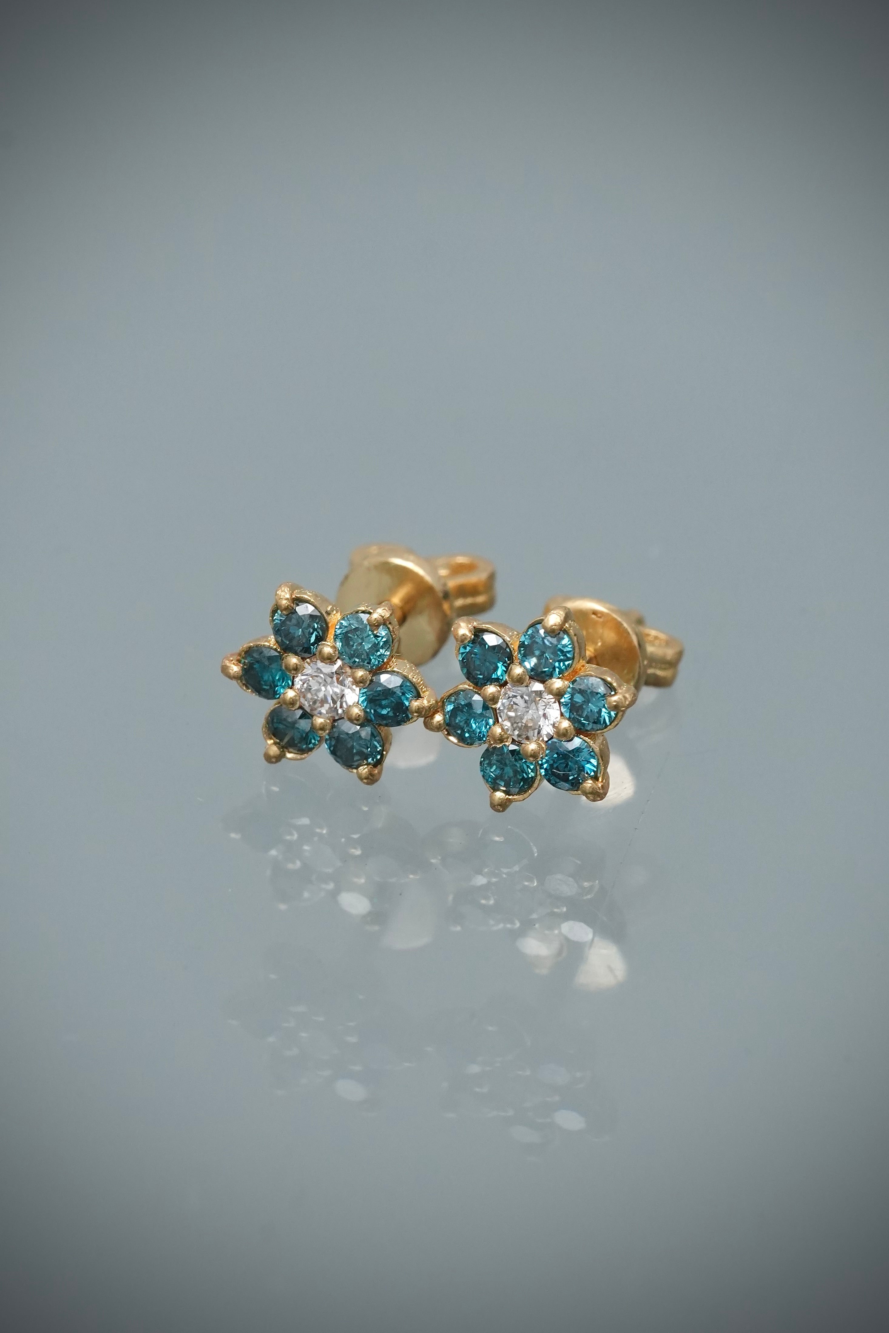 Topos flor con 27pts de diamante azul y 7pts de diamante blanco 1.25gr / Largo 0.6cm / Oro Amarillo (Joya) M