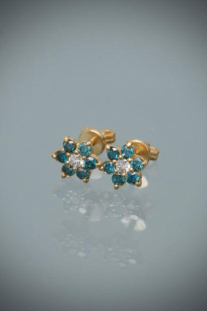 Topos flor con 27pts de diamante azul y 7pts de diamante blanco 1.25gr / Largo 0.6cm / Oro Amarillo (Joya) M