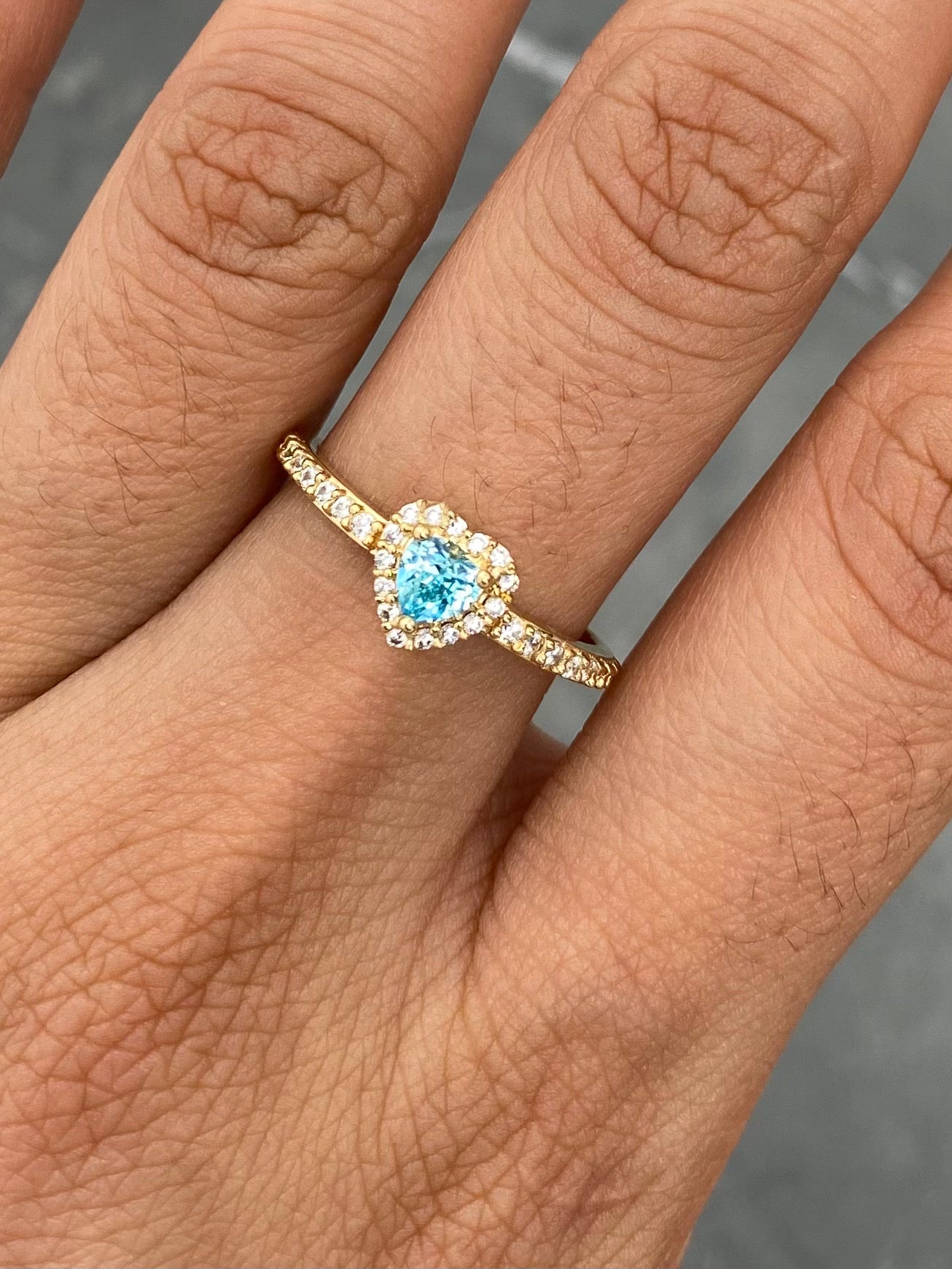 Anillo Corazon con Swarovski Azul y Blanco 2.1gr / Talla 6 1/2 — Oro Amarillo
