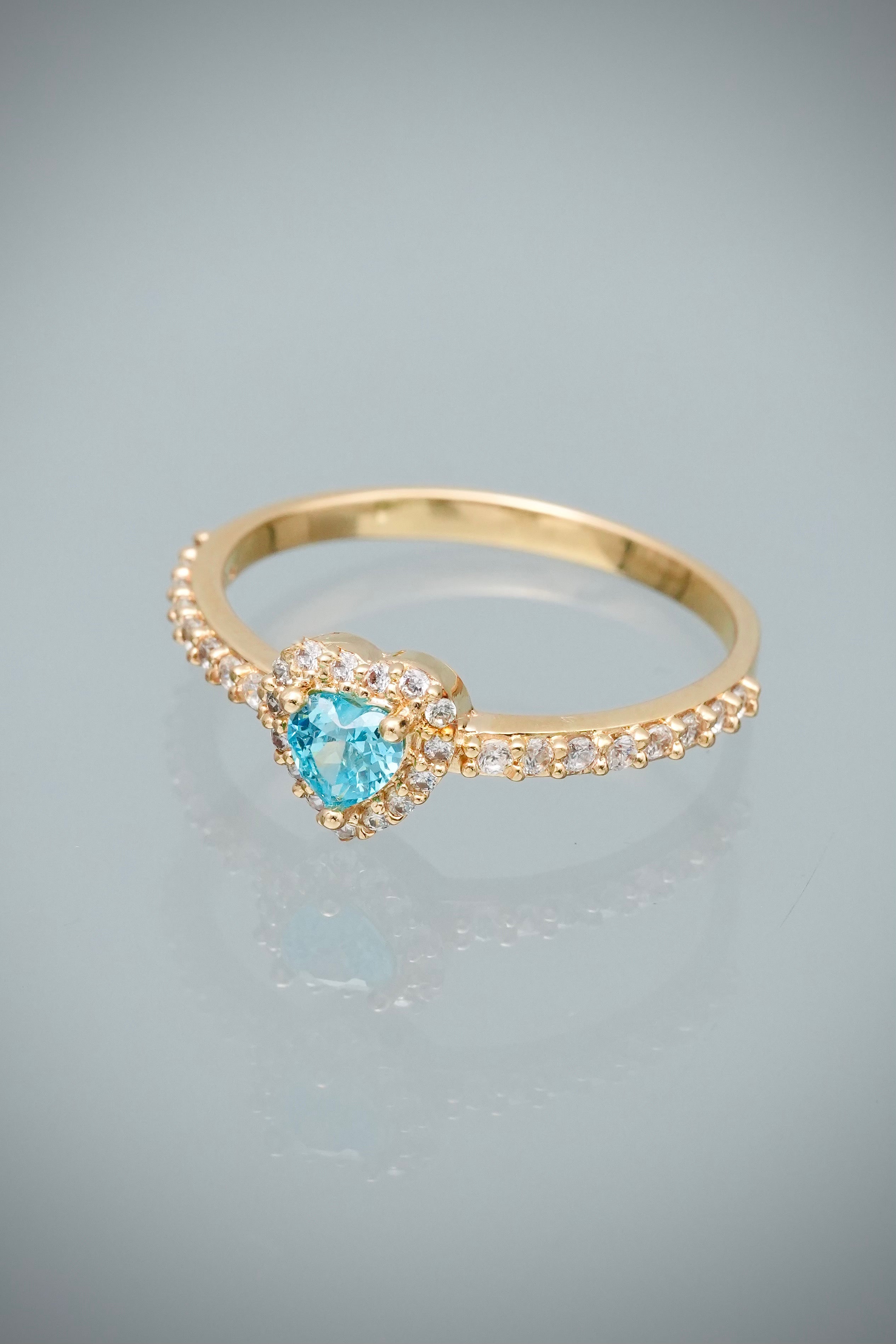 Anillo Corazon con Swarovski Azul y Blanco 2.1gr / Talla 6 1/2 — Oro Amarillo