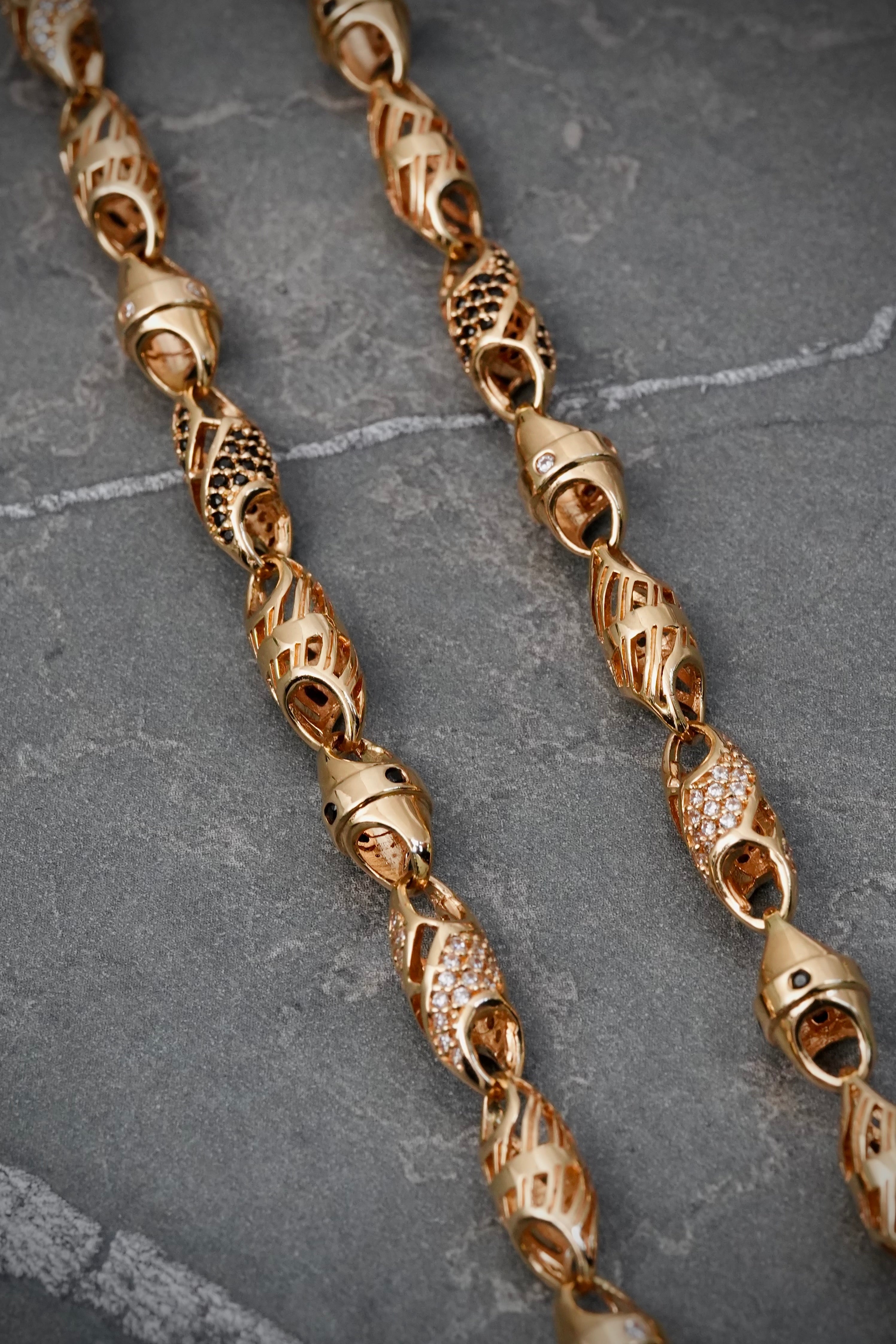 Cadena rustica con swarovski blanco y negro 57.7gr / Largo 65cm / Oro Amarillo Nac M