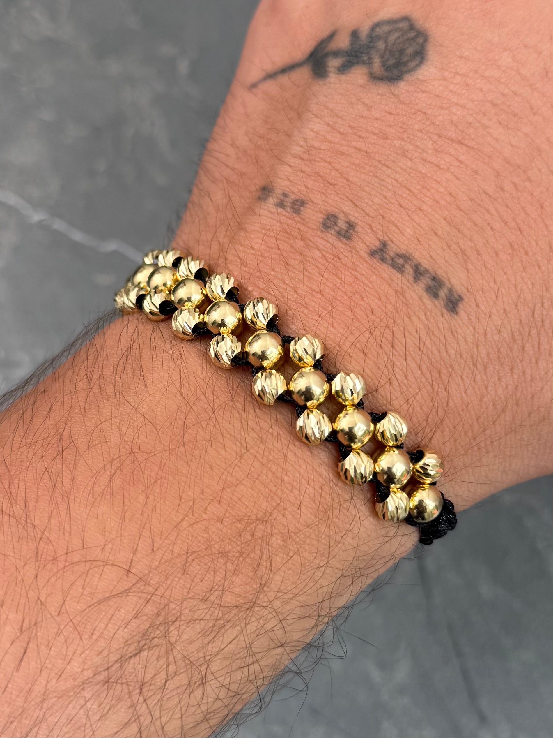 Pulsera en Hilo Negro con Bolas Lisas y Diamantadas 4.6gr — Oro Amarillo