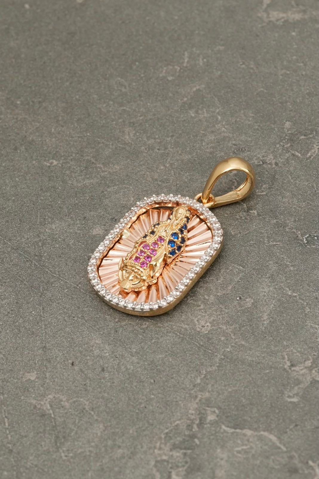 Dije virgen de guadalupe con swarovski multicolor 3.9gr / Largo 3.0cm — Dos Oros