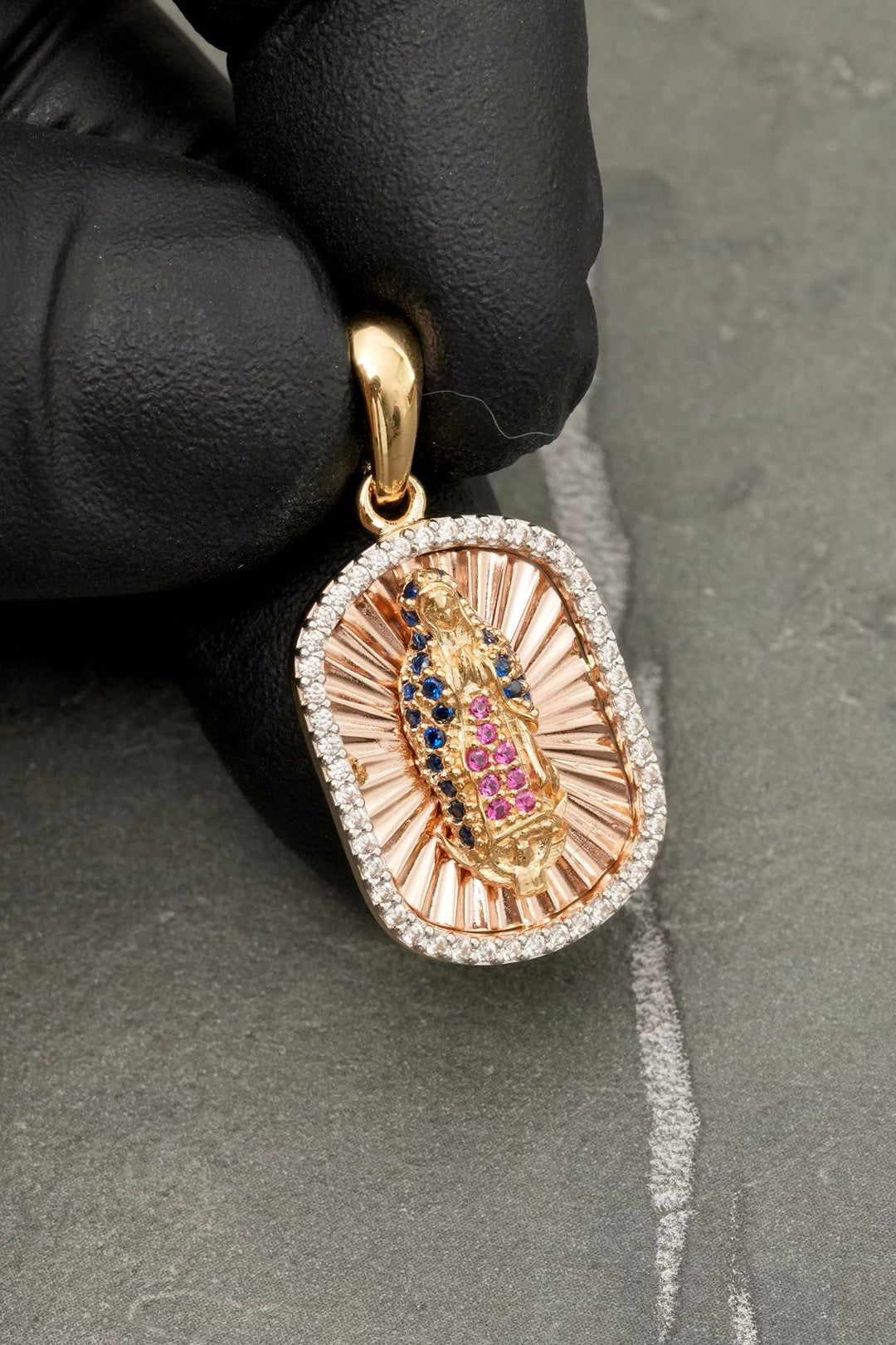 Dije virgen de guadalupe con swarovski multicolor 3.9gr / Largo 3.0cm — Dos Oros