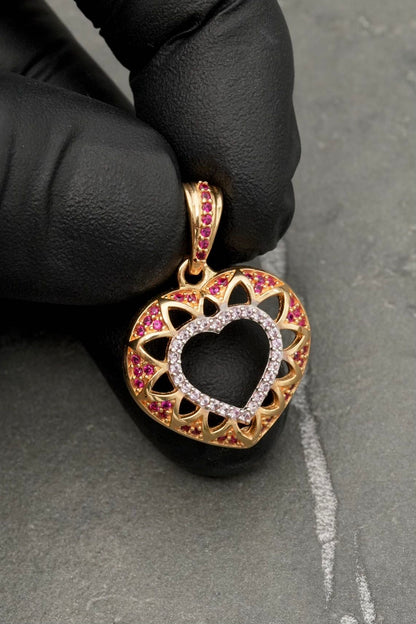 Dije corazon con swarovski fucsia y rosado 3.7gr / Largo 2.6cm — Oro Amarillo