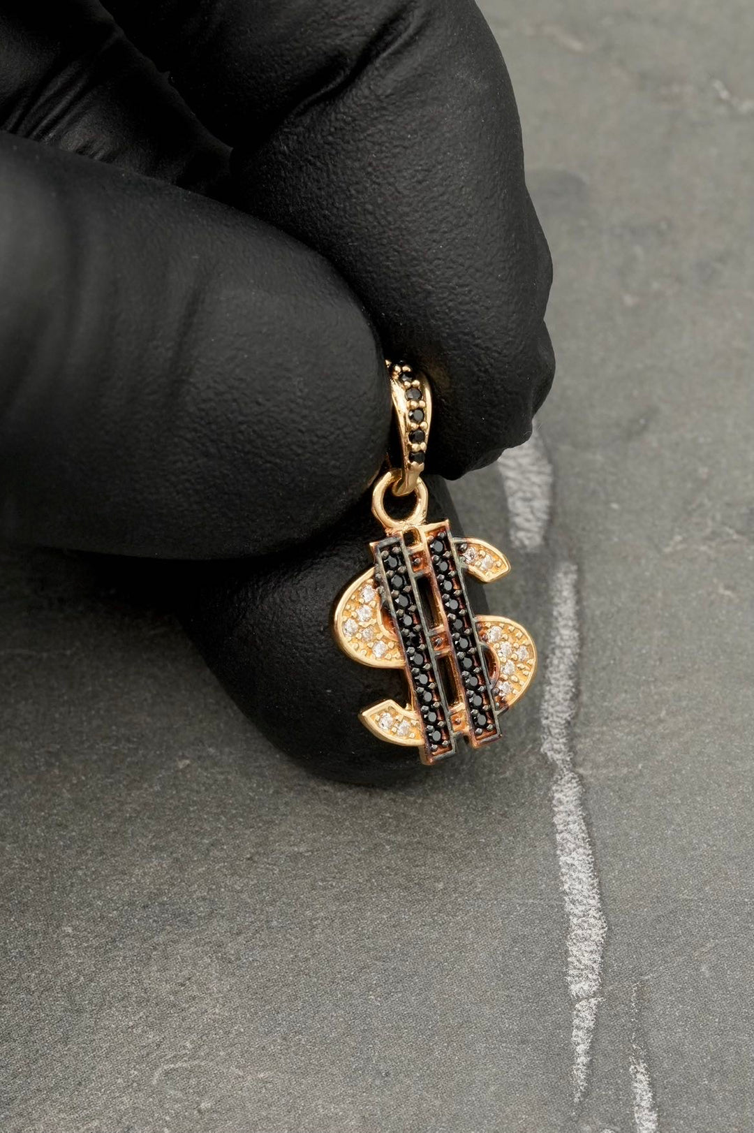 Dije signo peso con swarovski negro 1.8gr / Largo 2.3cm — Oro Amarillo
