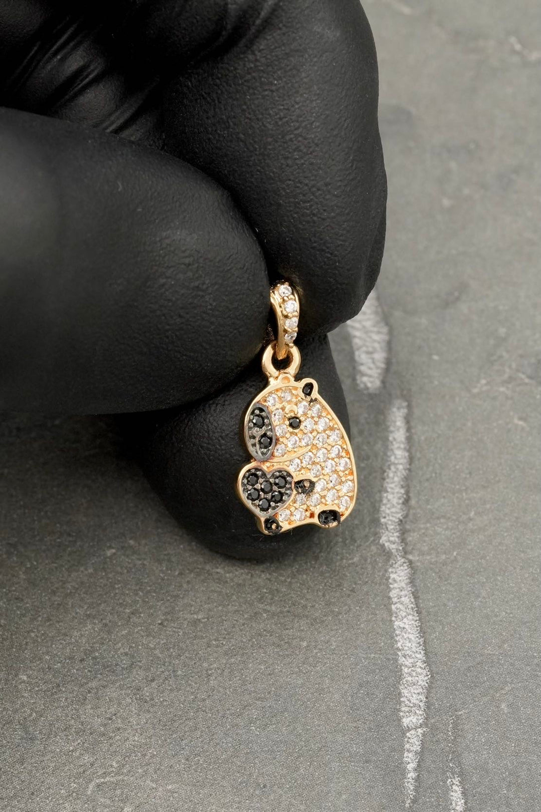 Dije capibara con swarovski negro y blanco 1.45gr / Largo 1.8cm — Oro Amarillo