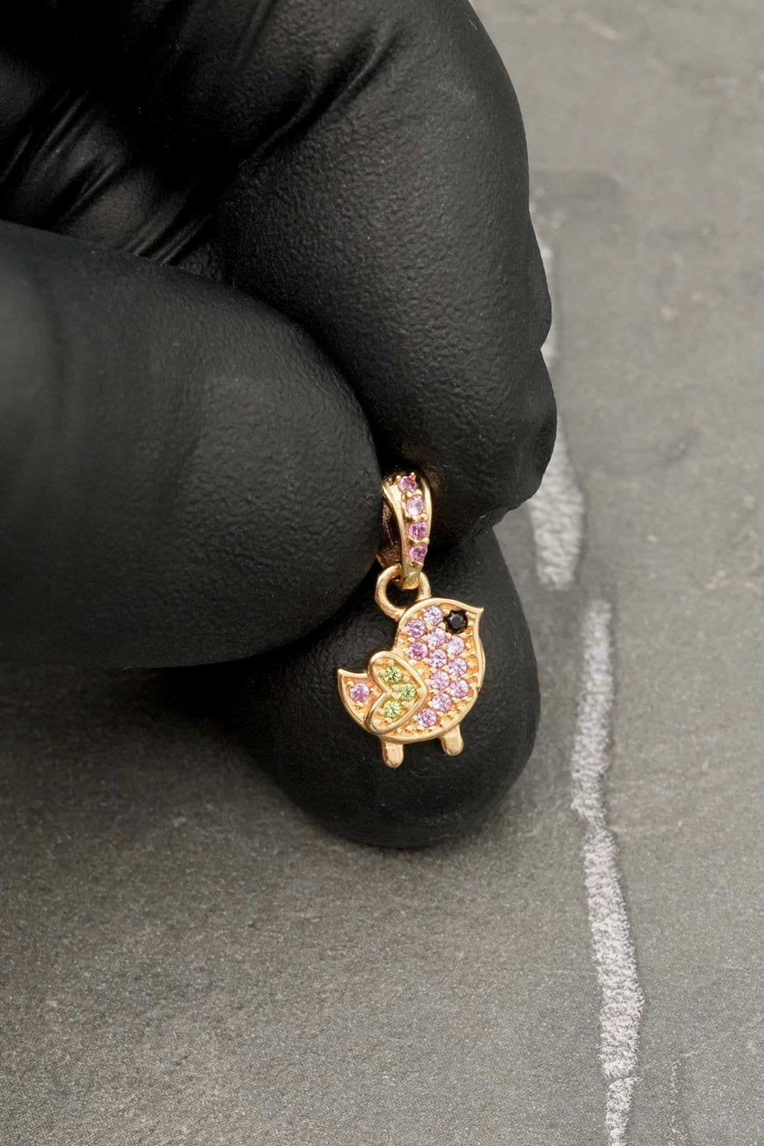 Dije pajaro con swarovski rosado y verde 0.9gr / Largo 1.5cm — Oro Amarillo