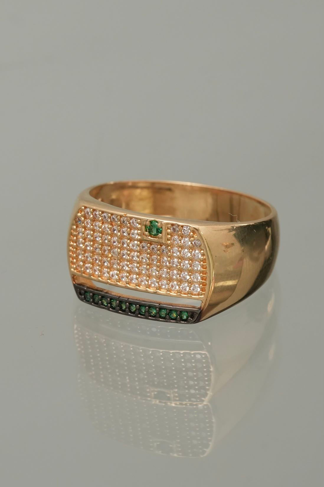 Anillo con swarovski verde y blanco 6.55gr / TALLA 10 1/4 / Oro Amarillo Nac*