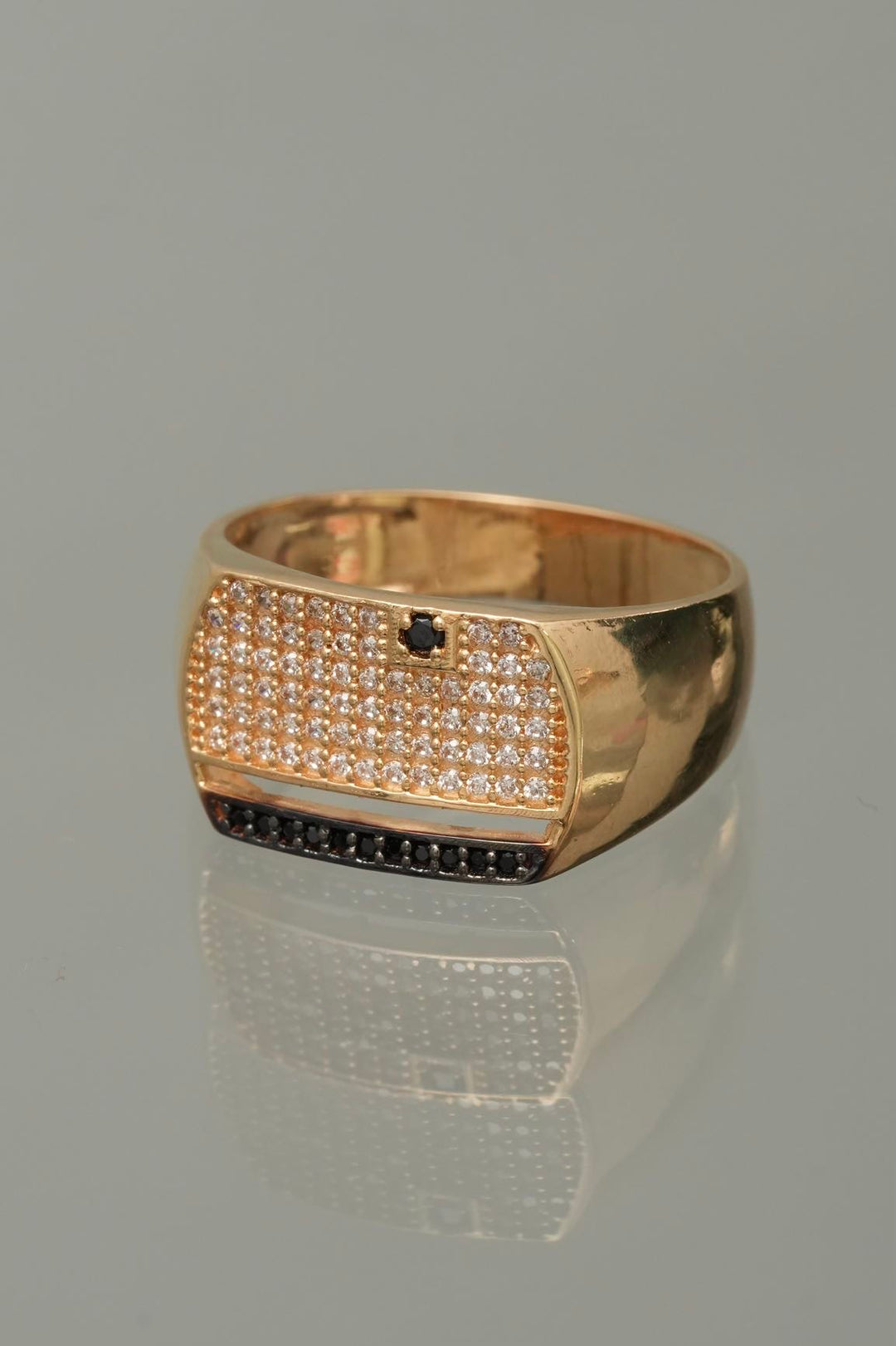 Anillo con swarovski blanco y negro 6.9gr / Talla 11 1/2 — Oro Amarillo
