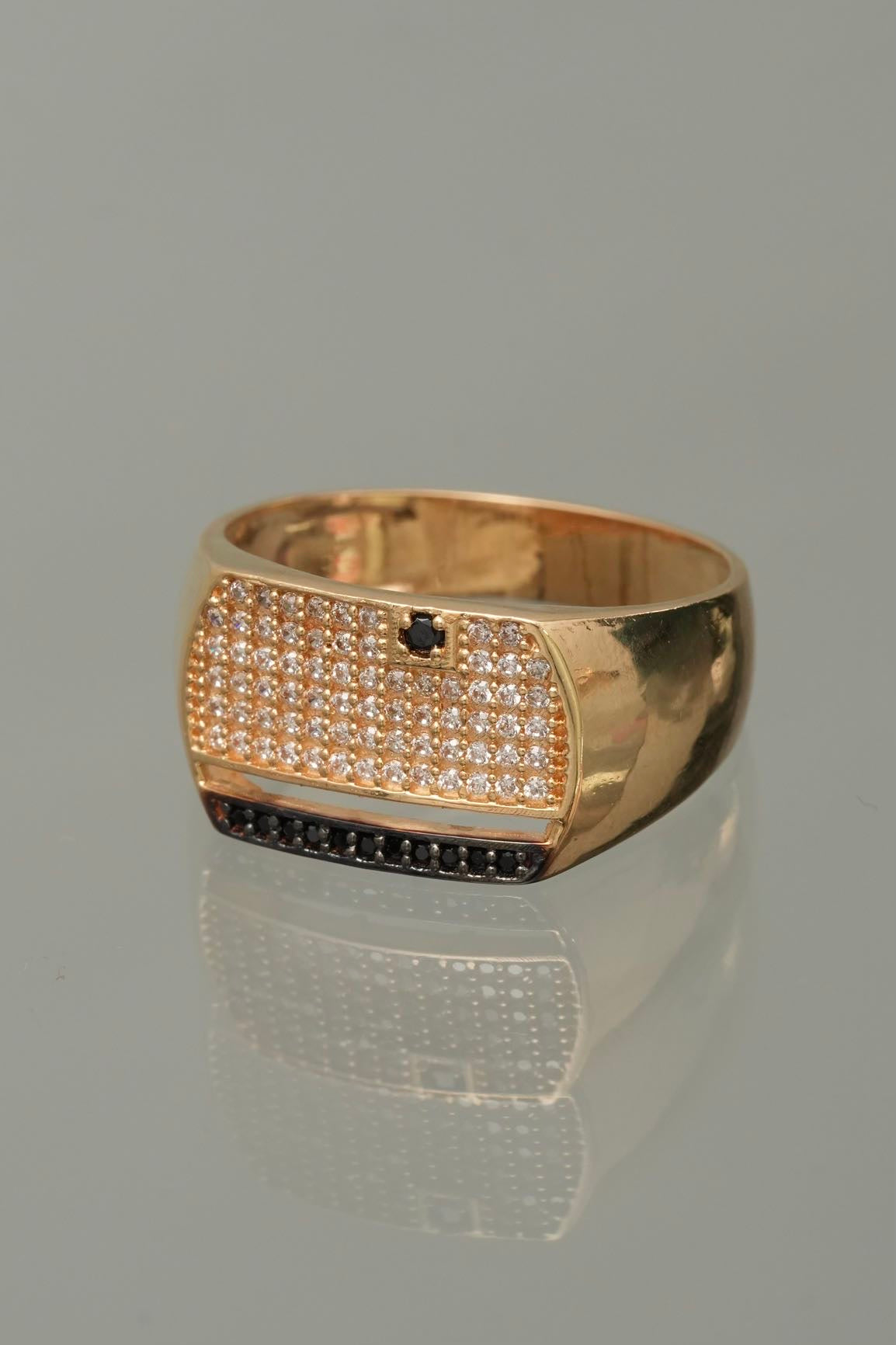 Anillo con swarovski blanco y negro 6.9gr / TALLA 11 1/2 / Oro Amarillo Nac B