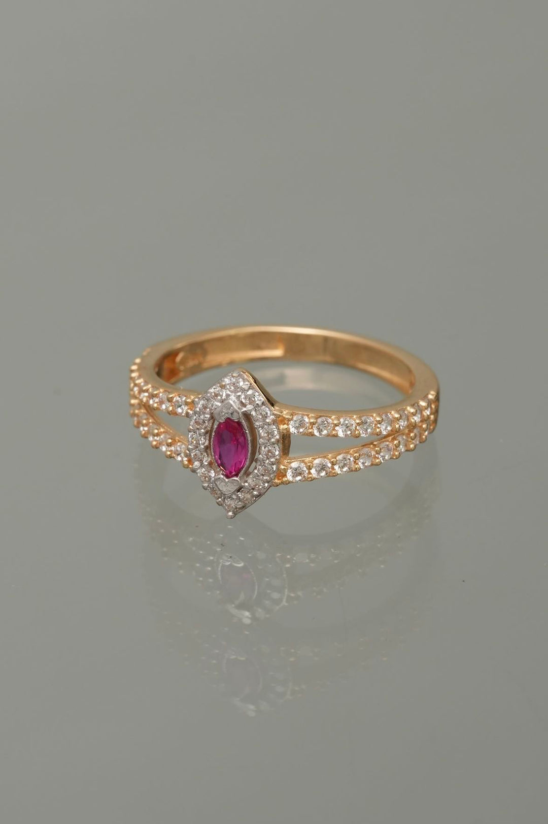Anillo con swarovski blanco y fucsia 2.35gr / Talla 5 1/4 — Oro Amarillo