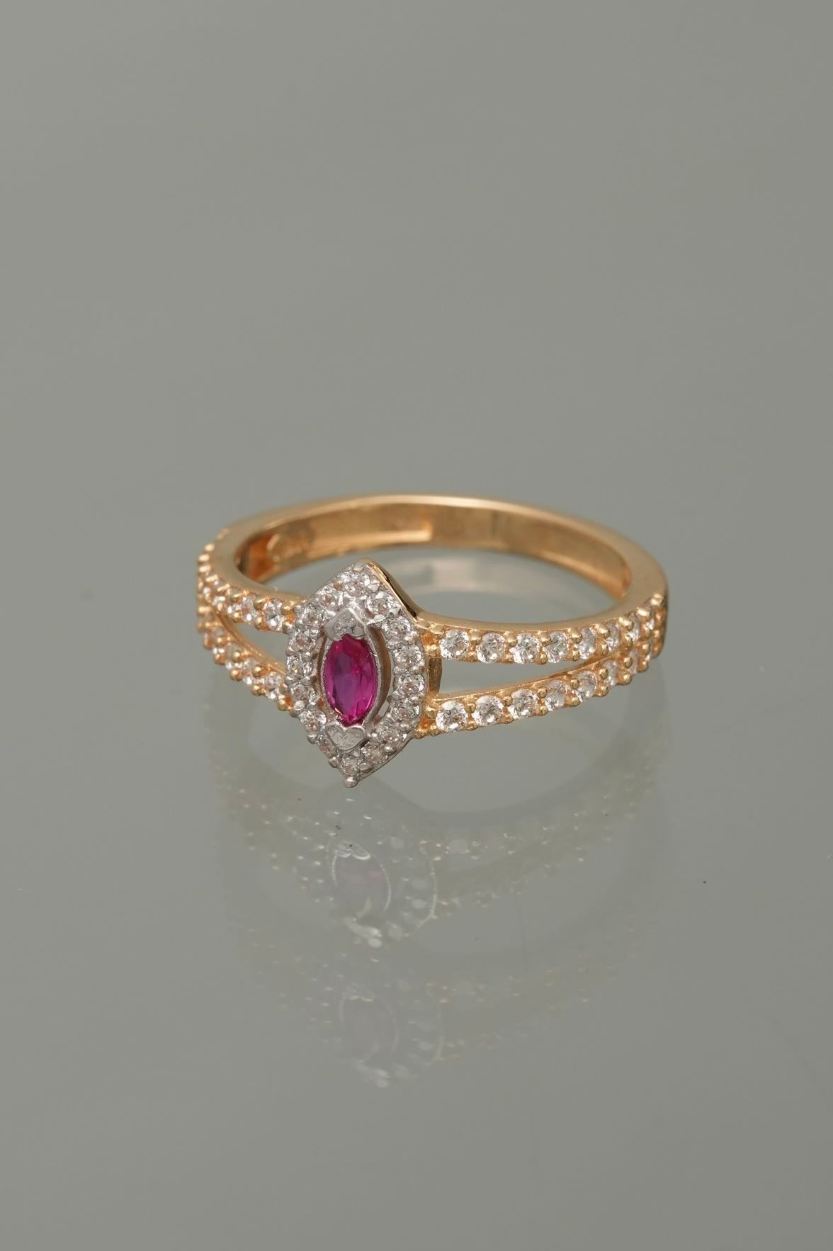 Anillo con swarovski blanco y fucsia 2.35gr / TALLA 5 1/4 / Oro Amarillo Nac P