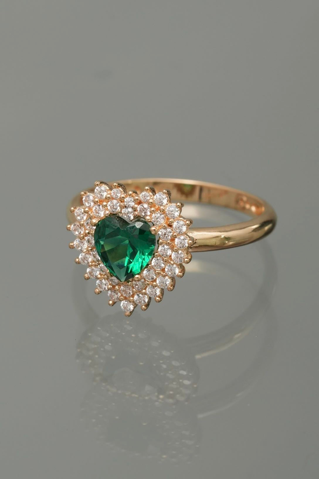 Solitario corazon con swarovski verde y blanco 3.3gr / TALLA 7 1/4 / Oro Amarillo Nac*