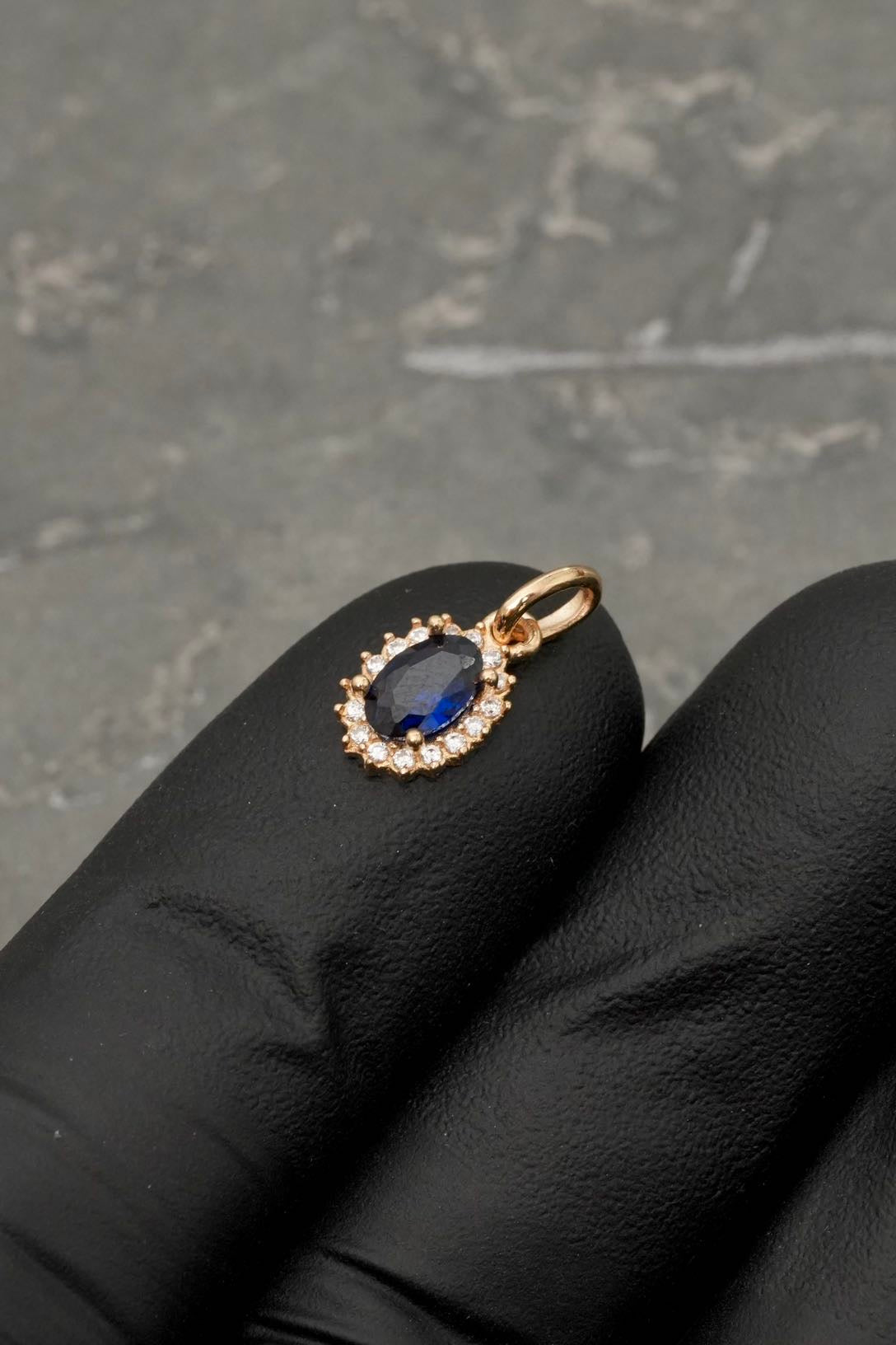 Dije con swarovski azul y blanco 0.6gr / Largo 1.5cm — Oro Amarillo