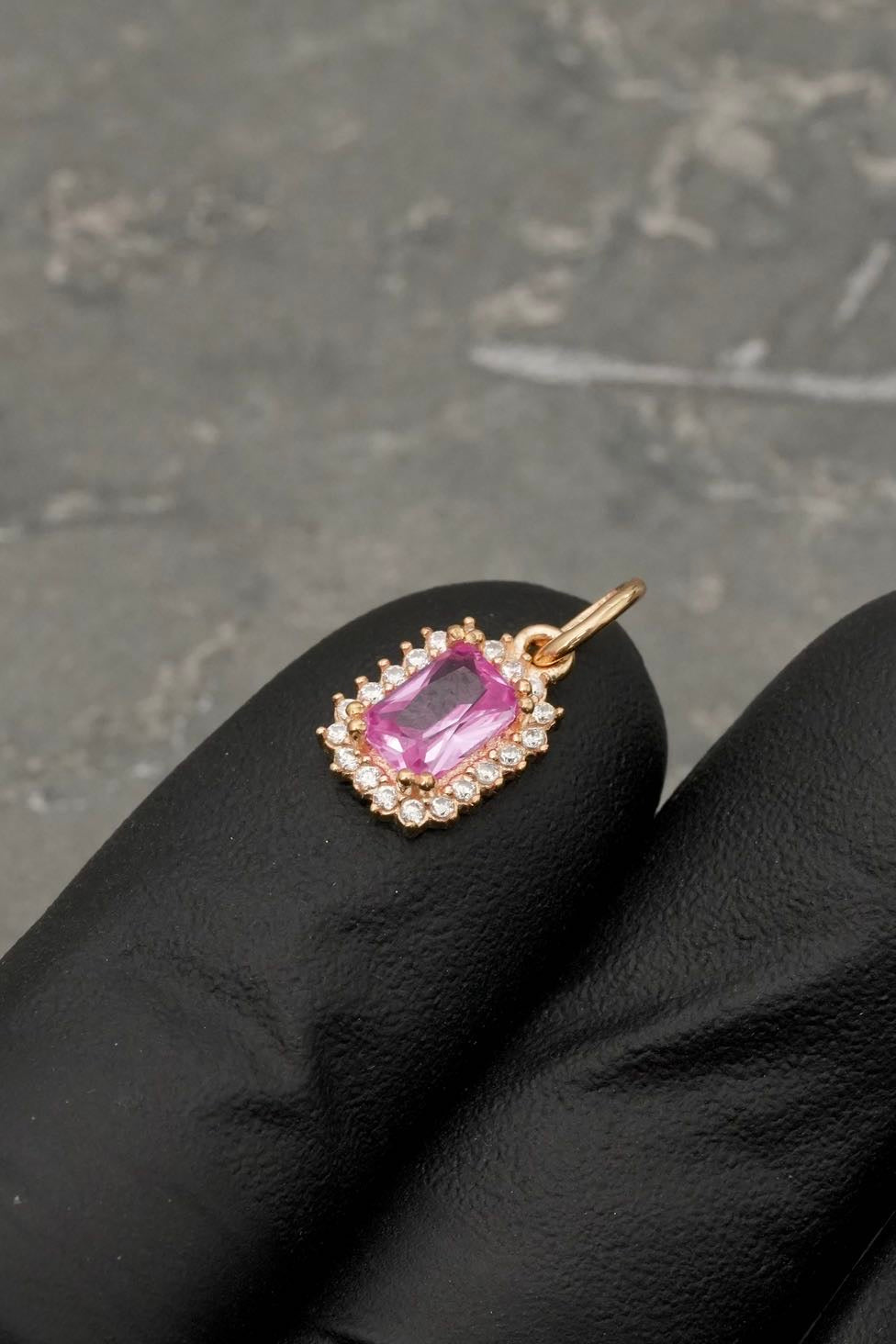Dije con swarovski fucsia y blanco 0.9gr / Largo 1.5cm — Oro Amarillo