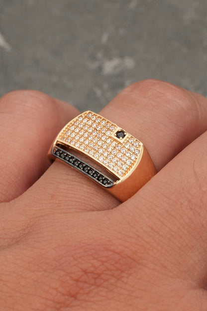 Anillo con swarovski blanco y negro 6.9gr / TALLA 11 1/2 / Oro Amarillo Nac B