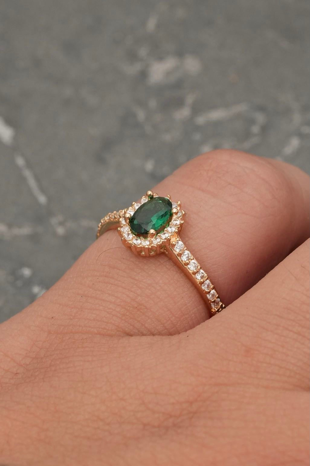 Solitario con swarovski verde y blanco 2.2gr / TALLA 6 1/2 / Oro Amarillo Nac B