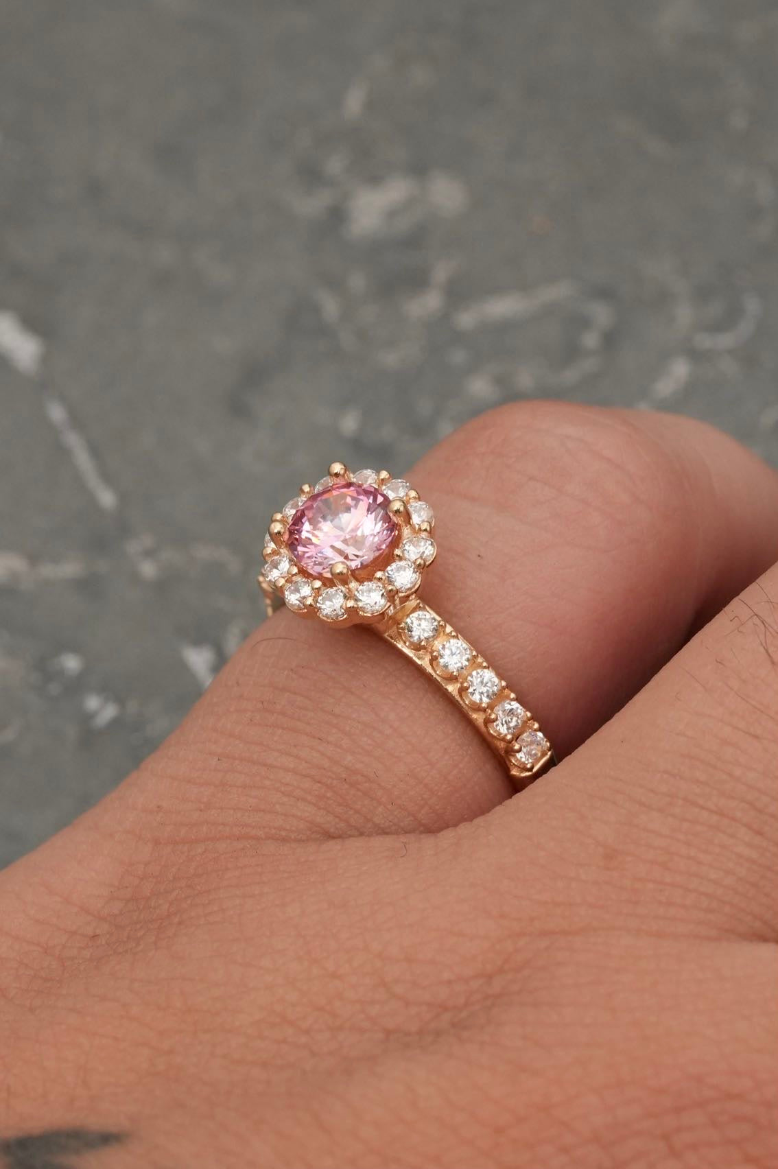 Solitario con swarovski rosado y blanco 4.4gr / TALLA 6 1/4 / Oro Amarillo Nac P