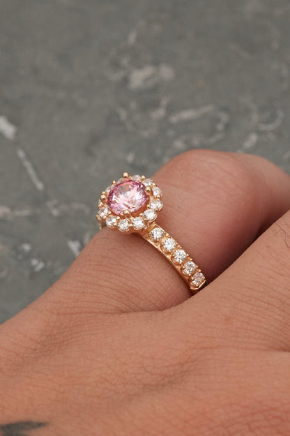 Solitario con swarovski rosado y blanco 4.4gr / TALLA 6 1/4 / Oro Amarillo Nac P