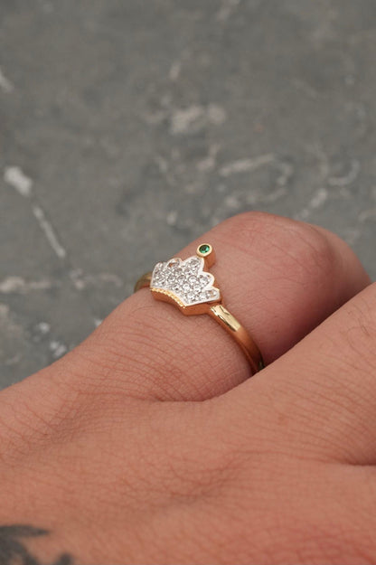 Anillo corona con swarovski blanco y verde 1.9gr / TALLA 6 3/4 / Oro Amarillo Nac M