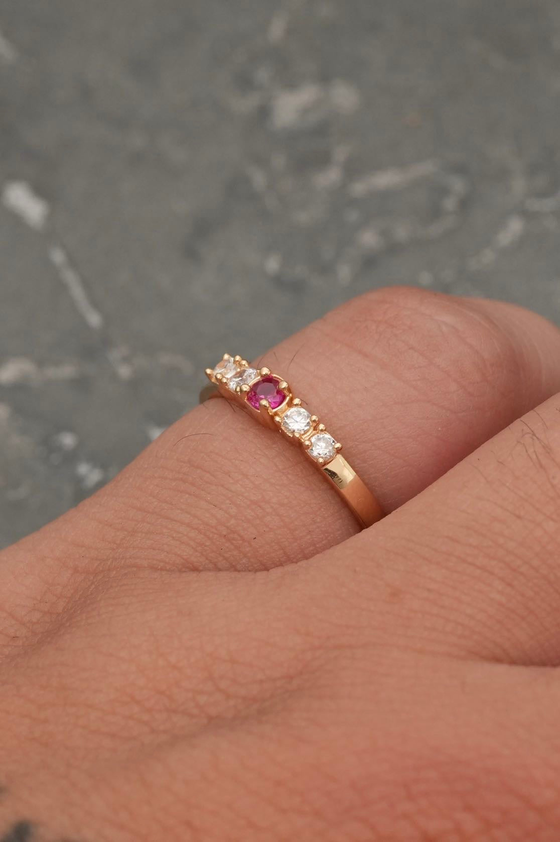 Anillo con swarovski blanco y fucsia 1.95gr / TALLA 6 3/4 / Oro Amarillo Nac M