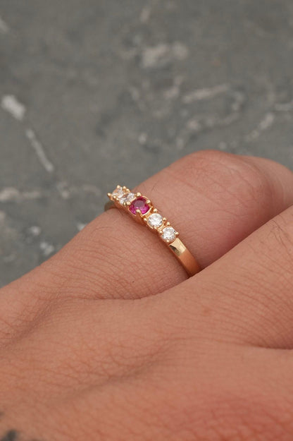 Anillo con swarovski blanco y fucsia 1.95gr / TALLA 6 3/4 / Oro Amarillo Nac M