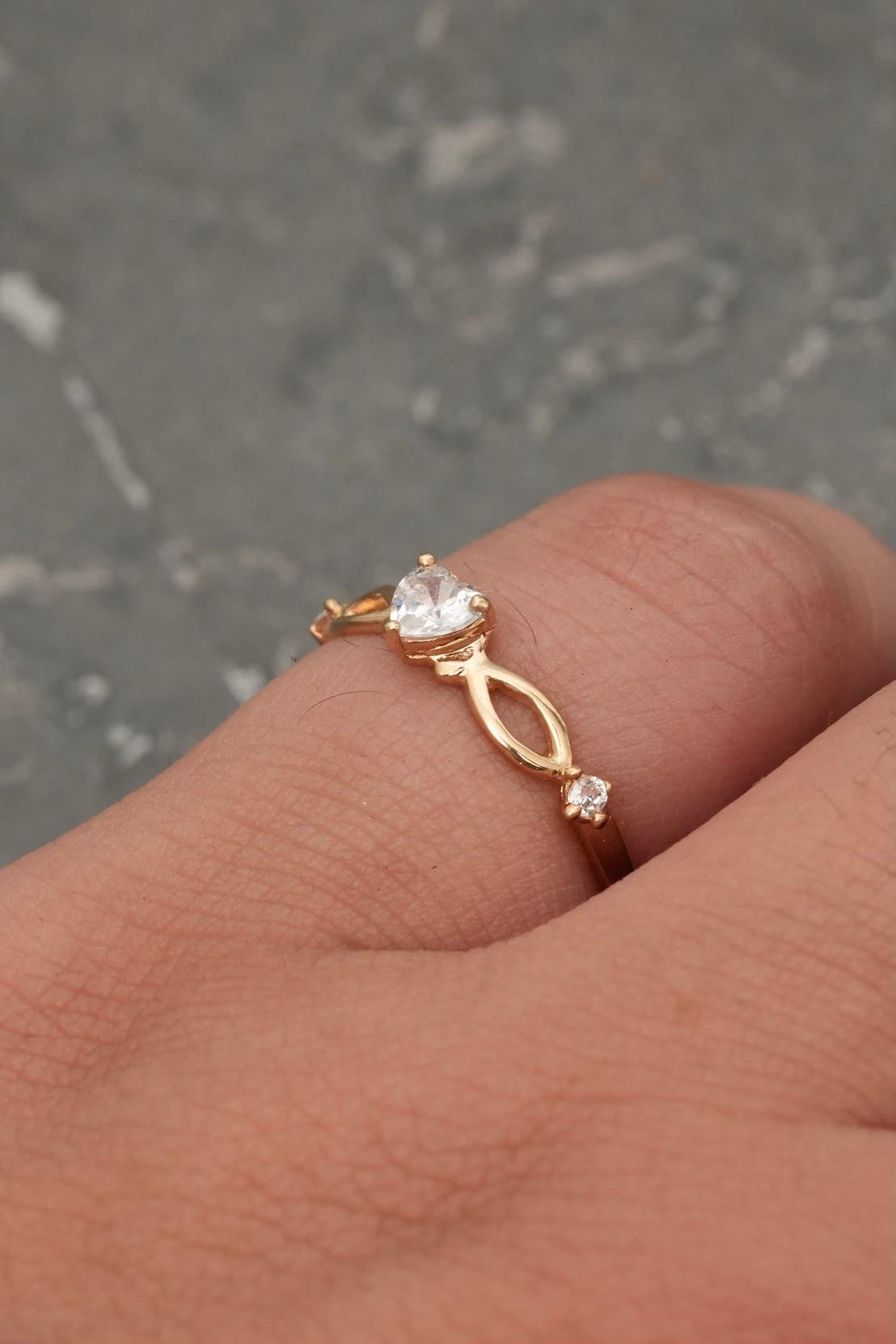 Solitario corazon con swarovski blanco 1.2gr / TALLA 6 1/2 / Oro Amarillo Nac B