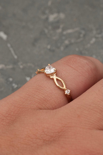 Solitario corazon con swarovski blanco 1.2gr / TALLA 6 1/2 / Oro Amarillo Nac B