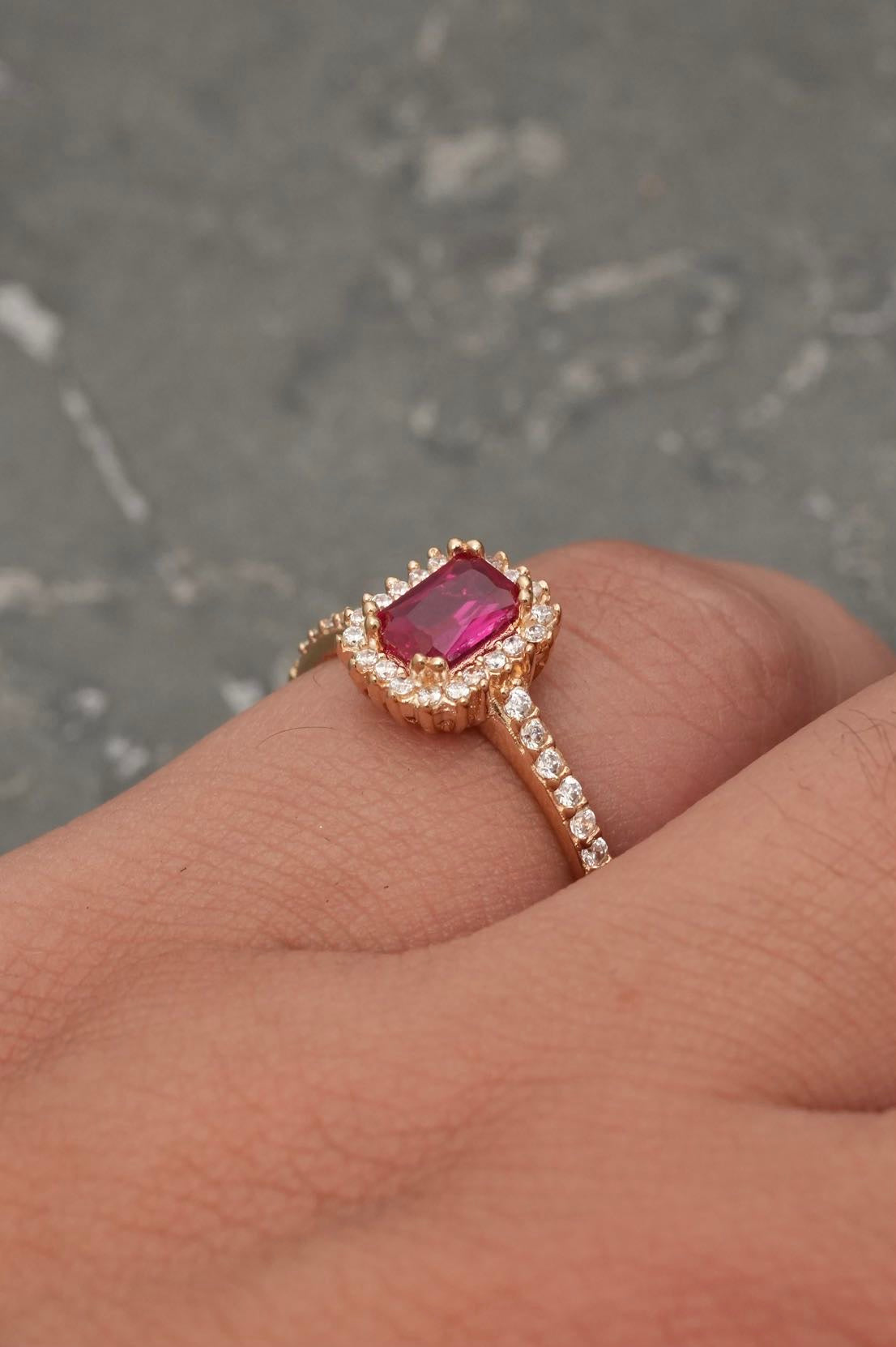 Solitario con swarovski fucsia y blanco 2.8gr / TALLA 7 1/2 / Oro Amarillo Nac B