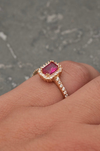 Solitario con swarovski fucsia y blanco 2.8gr / TALLA 7 1/2 / Oro Amarillo Nac B