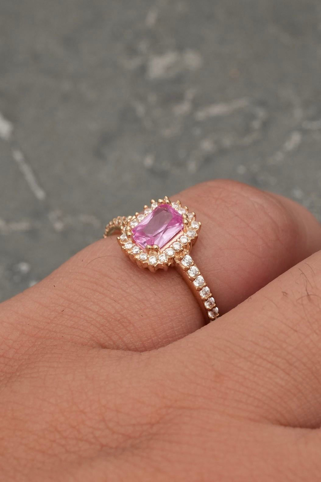 Solitario con swarovski rosado y blanco 2.7gr / TALLA 5 1/2 / Oro Amarillo Nac B