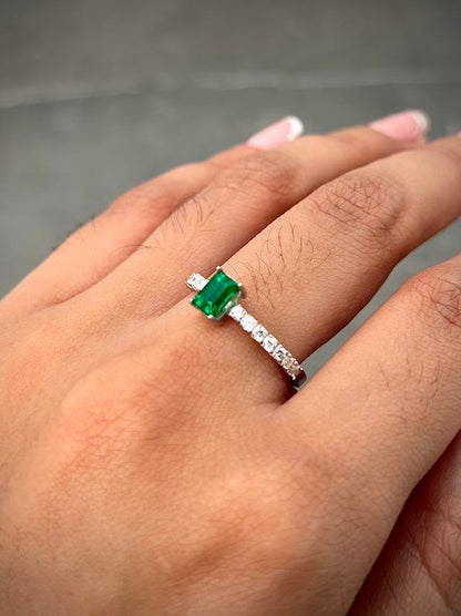 Solitario con 52pts de esmeralda y 28pts de diamantes 2gr / TALLA 7 1/4 / Oro Blanco (Joya) B