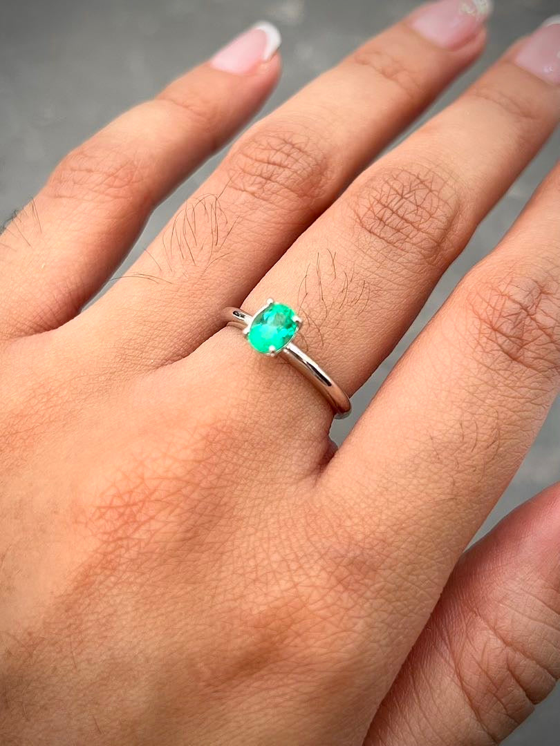 Solitario con 48pts de esmeralda 2.7gr / TALLA 5 / Oro Blanco (Joya) M
