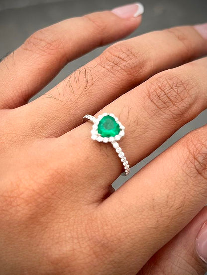Solitario corazon con 71pts de esmeralda y 31pts de diamantes 1.7gr / TALLA 5 / Oro Blanco (Joya) M