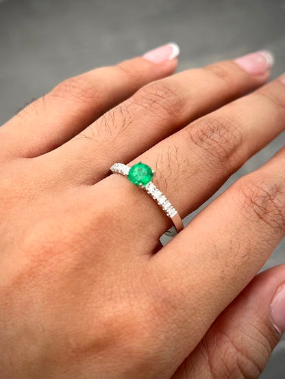 Solitario con 43pts de esmeralda y 16pts de diamantes 2.65gr / TALLA 8 / Oro Blanco (Joya) M