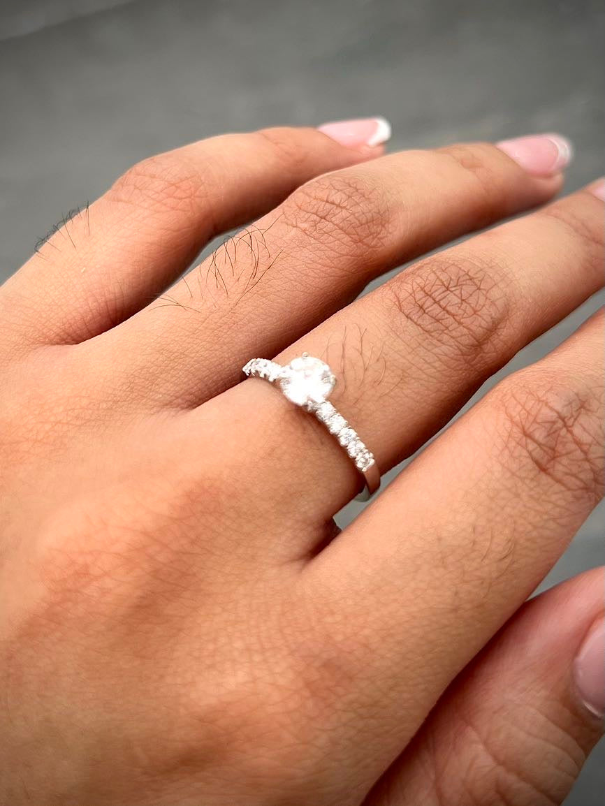 Solitario con 50pts de diamante central y 16pts de diamantes laterales 2gr / TALLA 6 / Oro Blanco (Joya) M