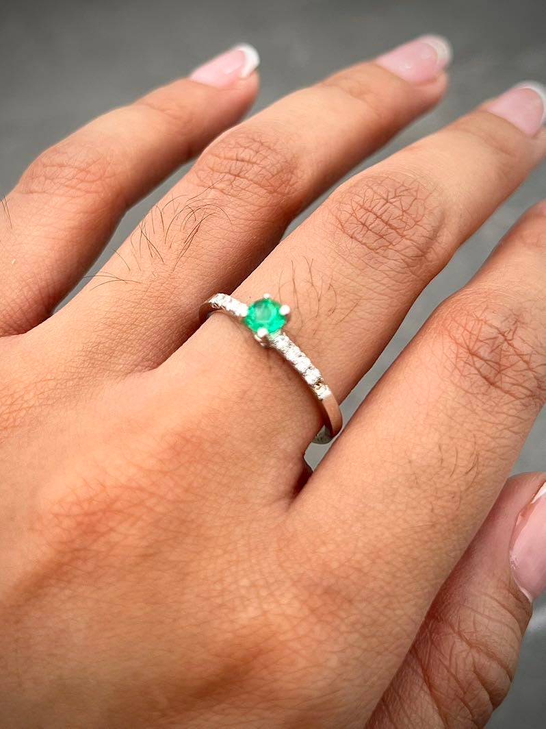 Solitario con 30pts de esmeralda y 15pts de diamantes 2.15gr / TALLA 8 / Oro Blanco (Joya) B