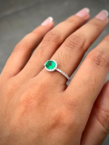 Solitario con 55pts de esmeralda y 31pts de diamantes 1.9gr / Talla 6 — Oro Blanco