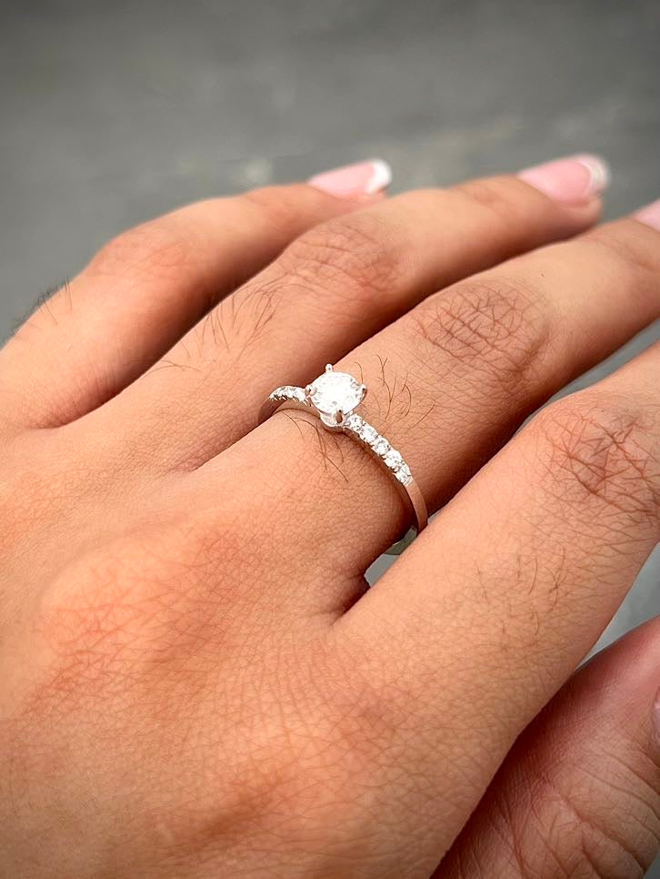 Solitario con 38pts de diamante central y 15pts de diamantes laterales 2.2gr / TALLA 6 1/4 / Oro Blanco (Joya) B