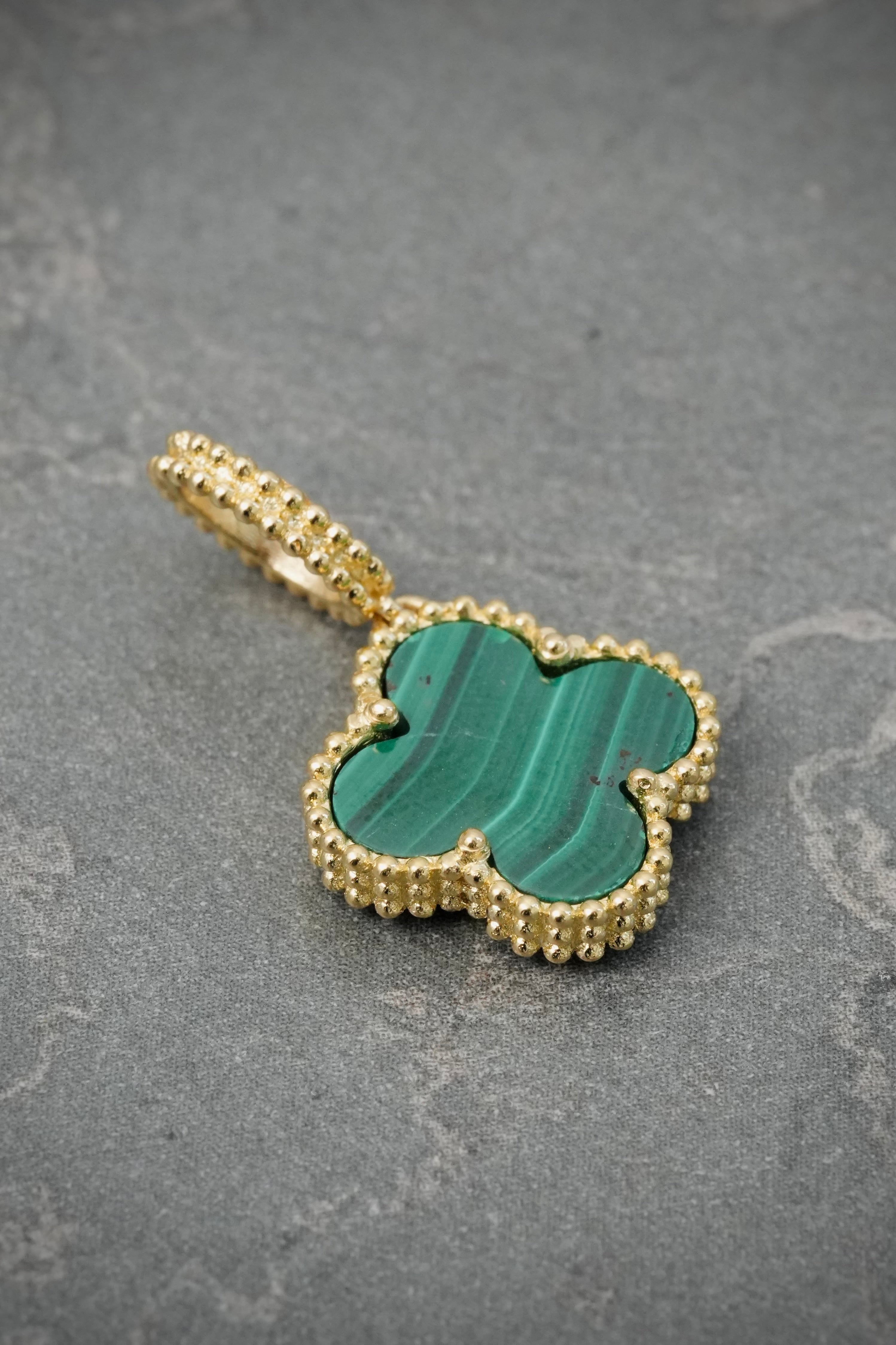Dije Lucky Clover Piedra Verde 2.05gr / 2.3cm / 13.6mm — Oro Amarillo