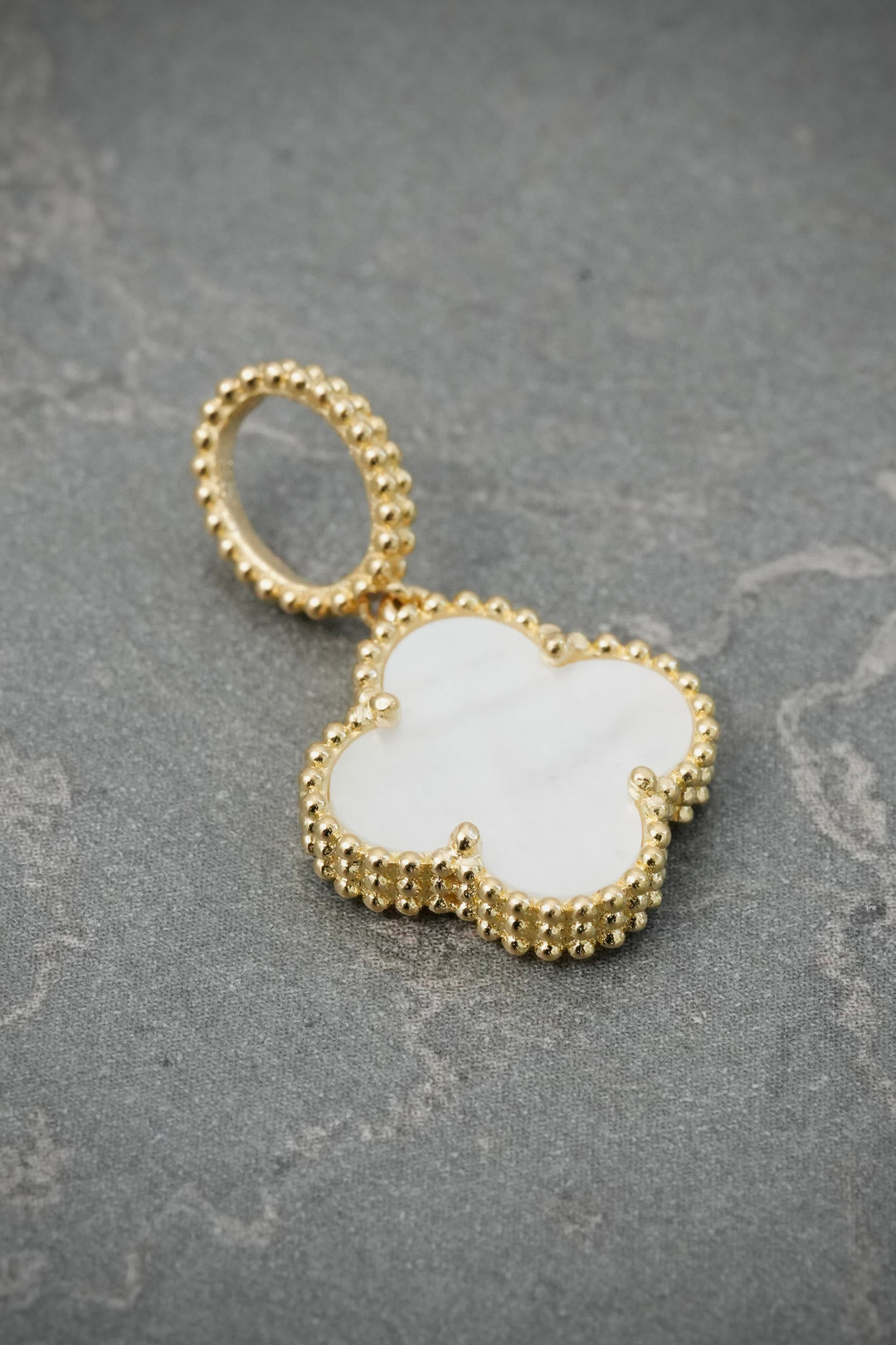 Dije Lucky Clover Piedra Blanca 1.85gr / 2.3cm / 13.8mm — Oro Amarillo