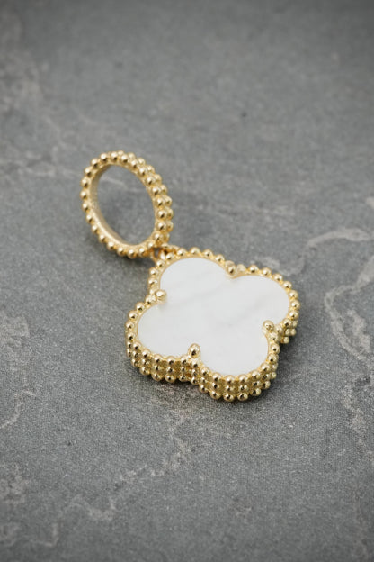 Dije Lucky Clover Piedra Blanca 1.85gr / 2.3cm / 13.8mm — Oro Amarillo