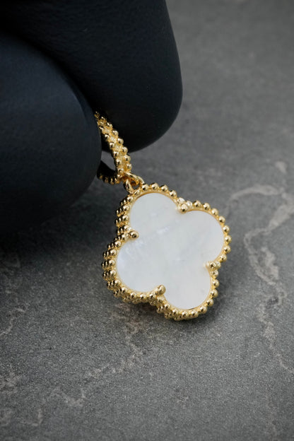 Dije Lucky Clover Piedra Blanca 1.85gr / 2.3cm / 13.8mm — Oro Amarillo
