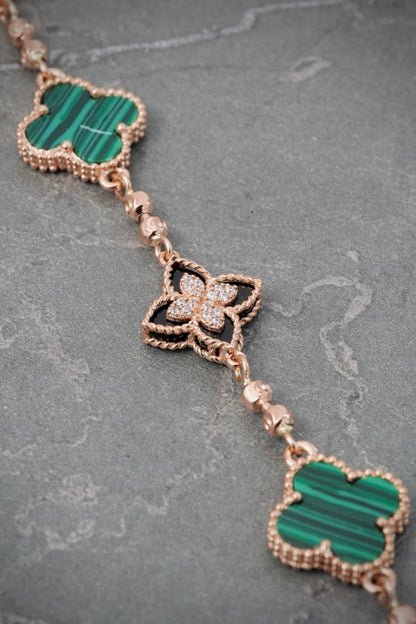 Pulso Lucky Clover con Piedra Verde y Negra 9.1gr / 17cm / 13.9mm — Oro Rosado
