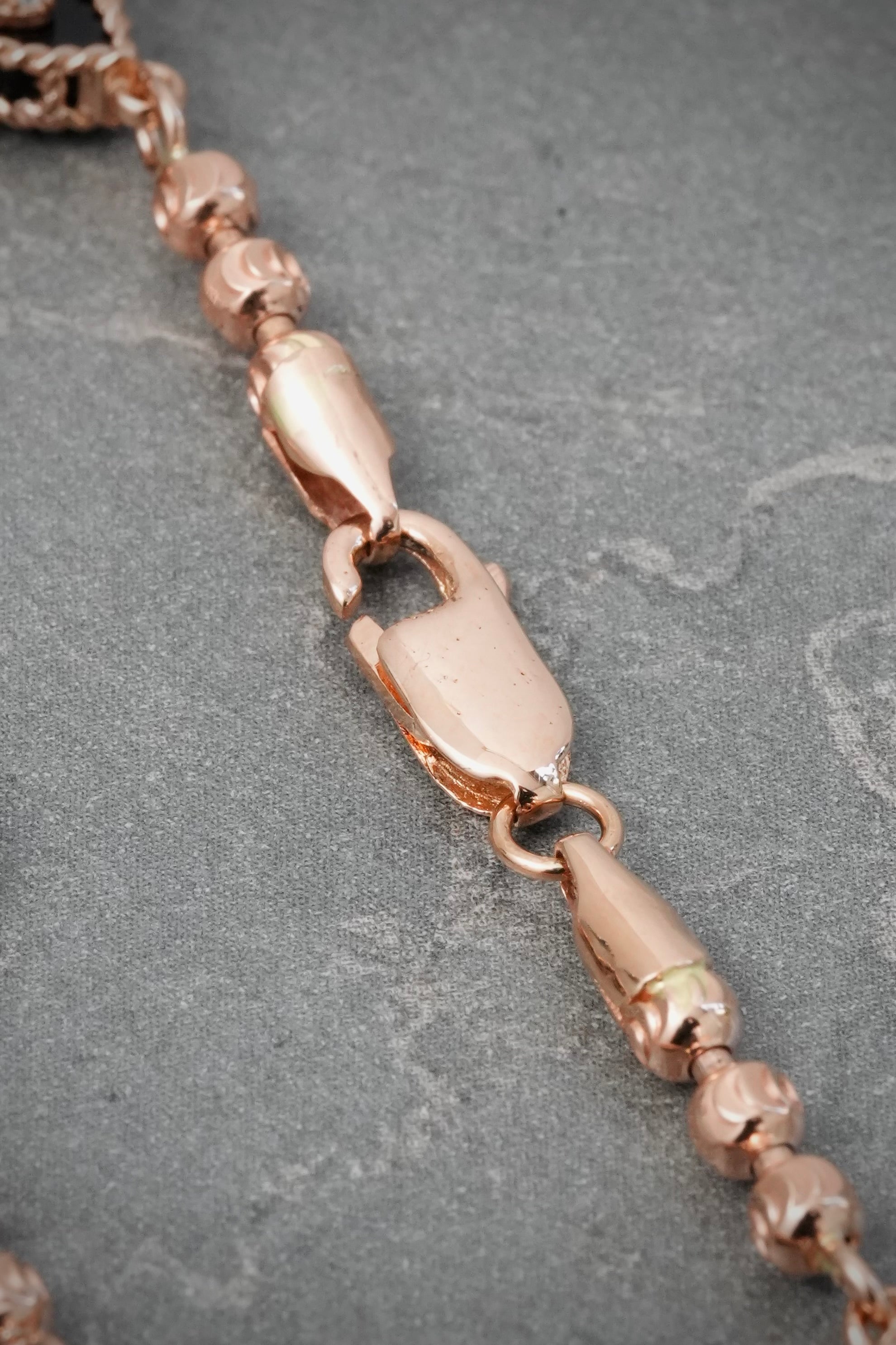 Pulso Lucky Clover con Piedra Verde y Negra 9.1gr / 17cm / 13.9mm — Oro Rosado